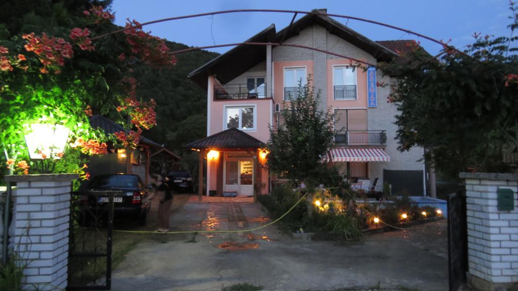 Villa Artemida Kulen Vakuf Exterior foto